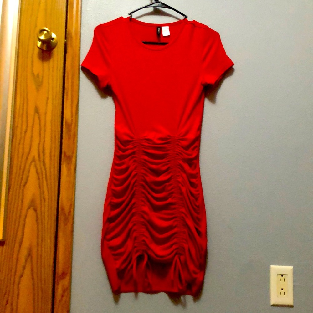 Red H&M short sleeve dress in size small